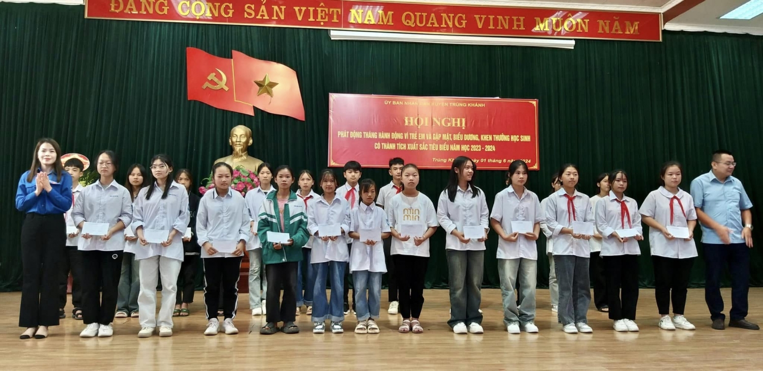 Tuyên dương học sinh có hoàn cảnh khó khăn vươn lên trong học tập.