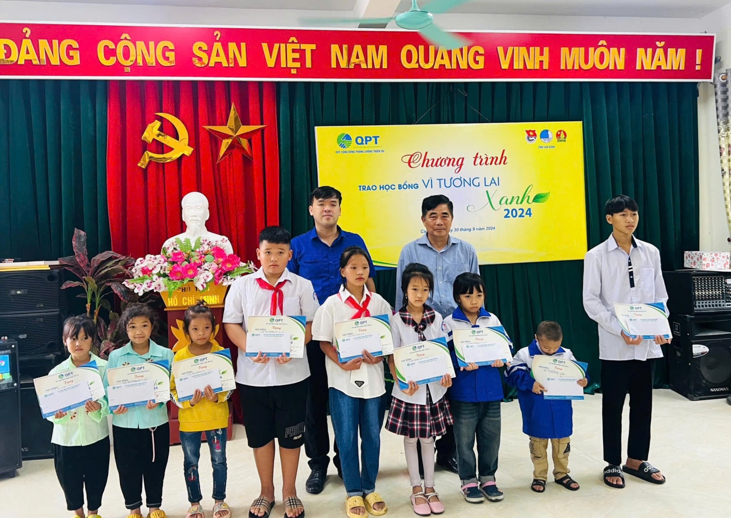 Hội đồng Đội tỉnh phối hợp với Quỹ phòng, tránh thiên tai trao tặng học bổng cho các em học sinh.