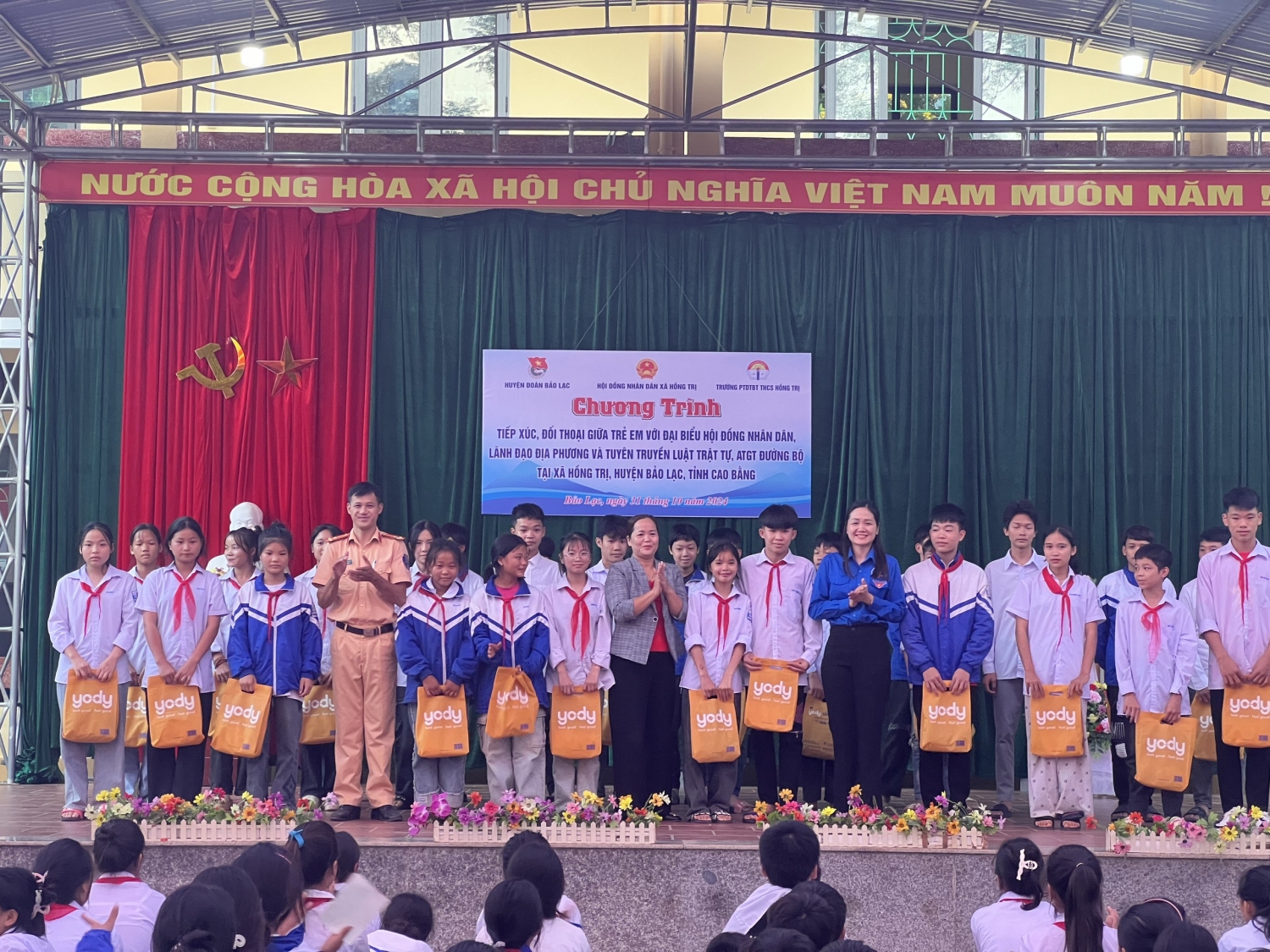 Trao áo YODY cho các em học sinh