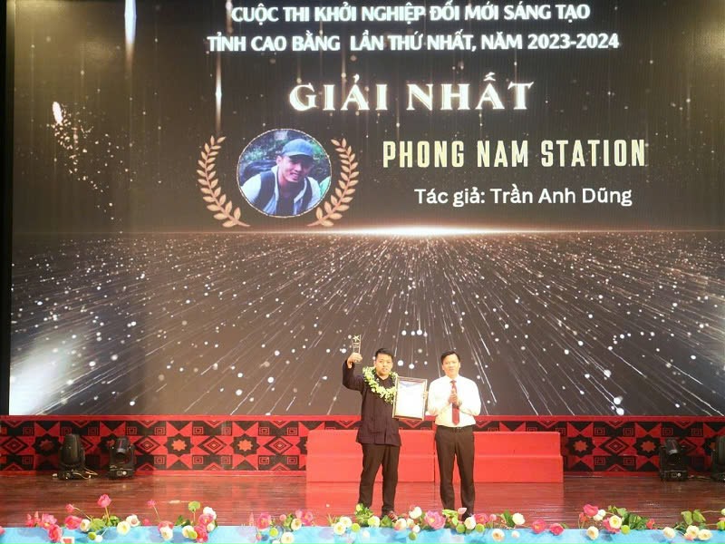 Phó Chủ tịch UBND tỉnh Trịnh Trường Huy, trao giải nhất cho Dự án: "Phong Nam Station" của tác giả Trần Anh Dũng.