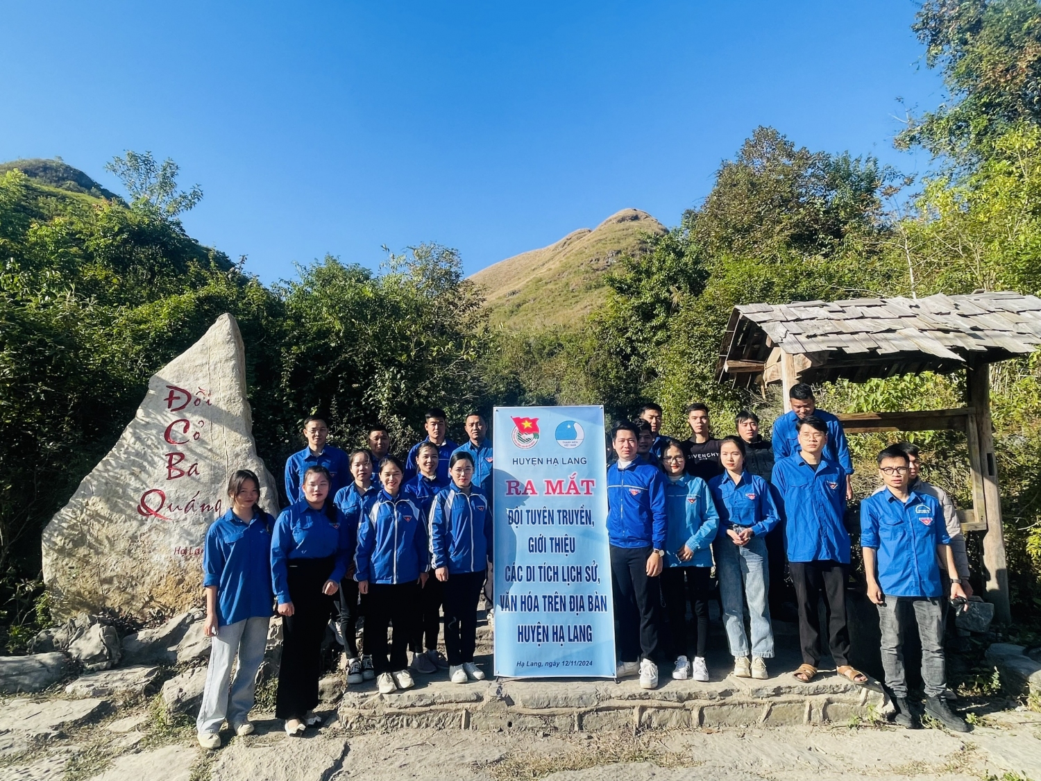 Đội tuyên truyền, giới thiệu các di tích lịch sử, văn hóa trên địa bàn huyện Hạ Lang.