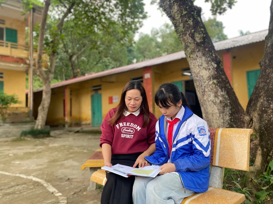 Em Nguyễn Khánh Ngọc cùng cô giáo chủ nhiệm lớp Trần Thị Hồng Dung trong giờ ra chơi tại Trường THCS Cát Thịnh.