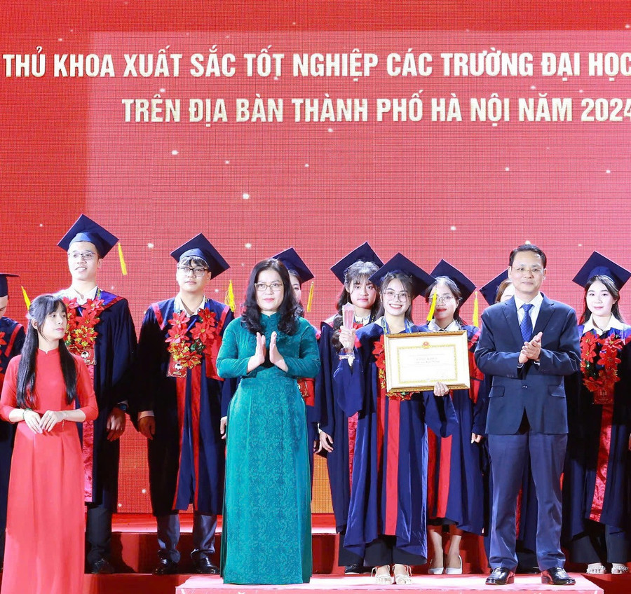 Hứa Thị Len trong Lễ tuyên dương thủ khoa xuất sắc tốt nghiệp các trường Đại học, Học viện trên địa bàn thành phố Hà Nội năm 2024.