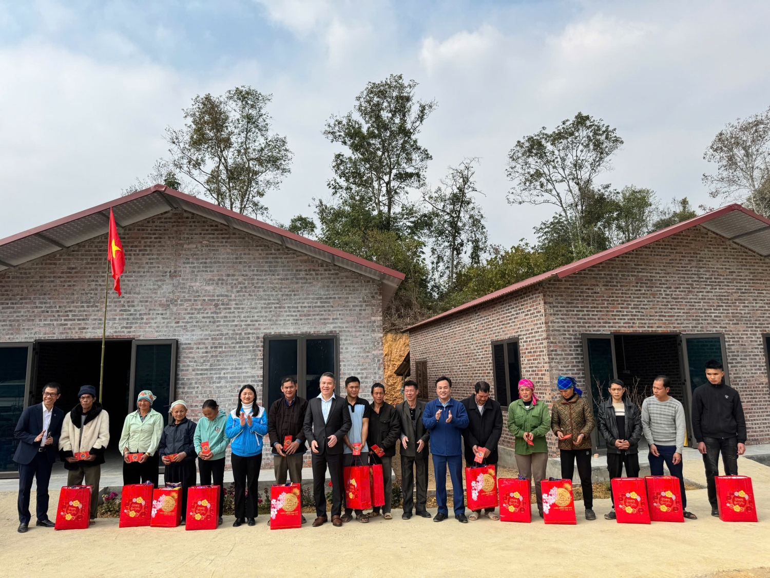 Đoàn công tác tặng quà cho bà con nhân dân tại xã Quang Thành, huyện Nguyên Bình.