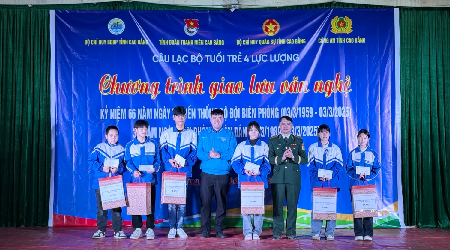 Ban Tổ chức trao tặng quà cho 06 em học sinh có hoàn cảnh khó khăn trong chương trình “Nâng bước em tới trường” và “Con nuôi Đồn Biên phòng” của Đồn Biên phòng Cửa khẩu Sóc Giang