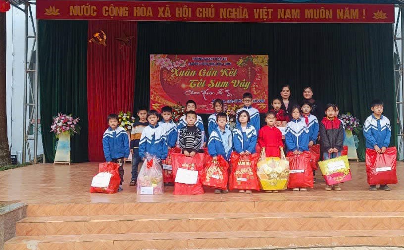 Tặng quà Tết cho học sinh có hoàn cảnh khó khăn tại Trường Tiểu học Đức Long.