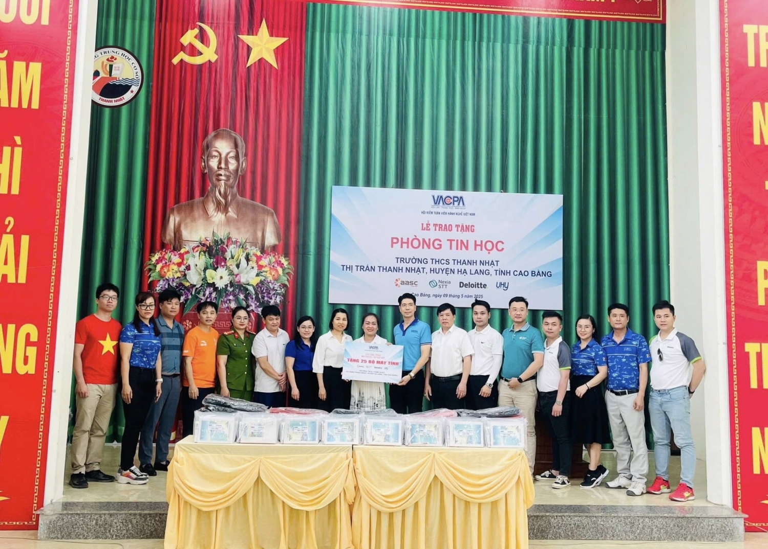 Ban Tổ chức trao tặng 25 bộ máy tính cho trường THCS Thanh Nhật