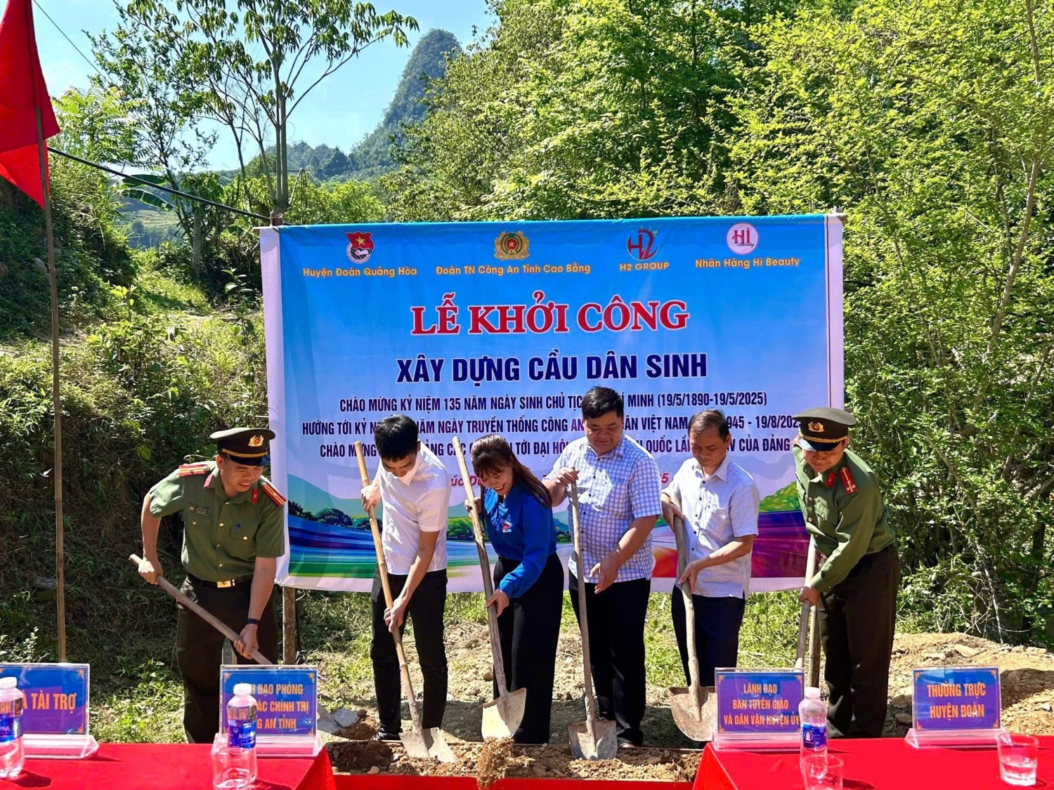 Lễ khởi công xây dựng cầu dân sinh.