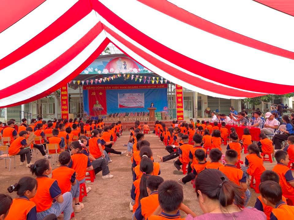 Quảng Hoà: Ra quân chiến dịch thanh niên tình nguyện hè năm 2025 “Tiếp lửa vùng cao - Kết nối yêu thương”; Ngày Thầy thuốc trẻ làm theo lời Bác, tình nguyện vì sức khoẻ cộng đồng; chào mừng kỷ niệm 135 năm Ngày sinh Chủ tịch Hồ Chí Minh