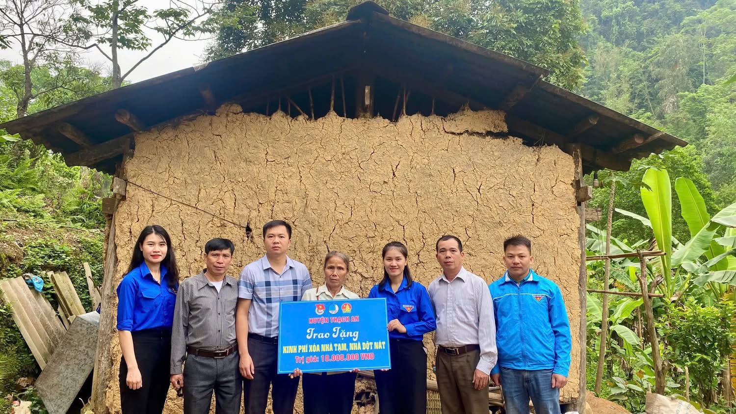 Huyện đoàn Thạch An trao tặng kinh phí hỗ trợ xóa nhà tạm, nhà dột nát tại xã Thụy Hùng và xã Lê Lợi