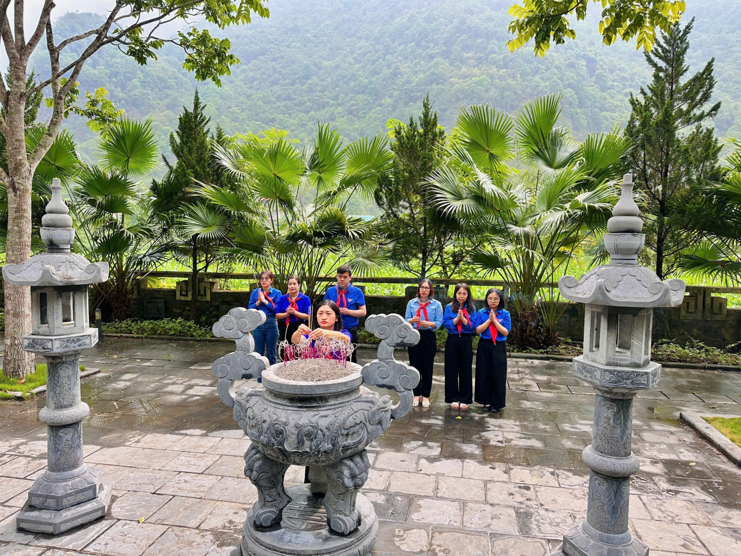 Đoàn công tác dâng hương tại Khu di tích lịch sử Kim Đồng