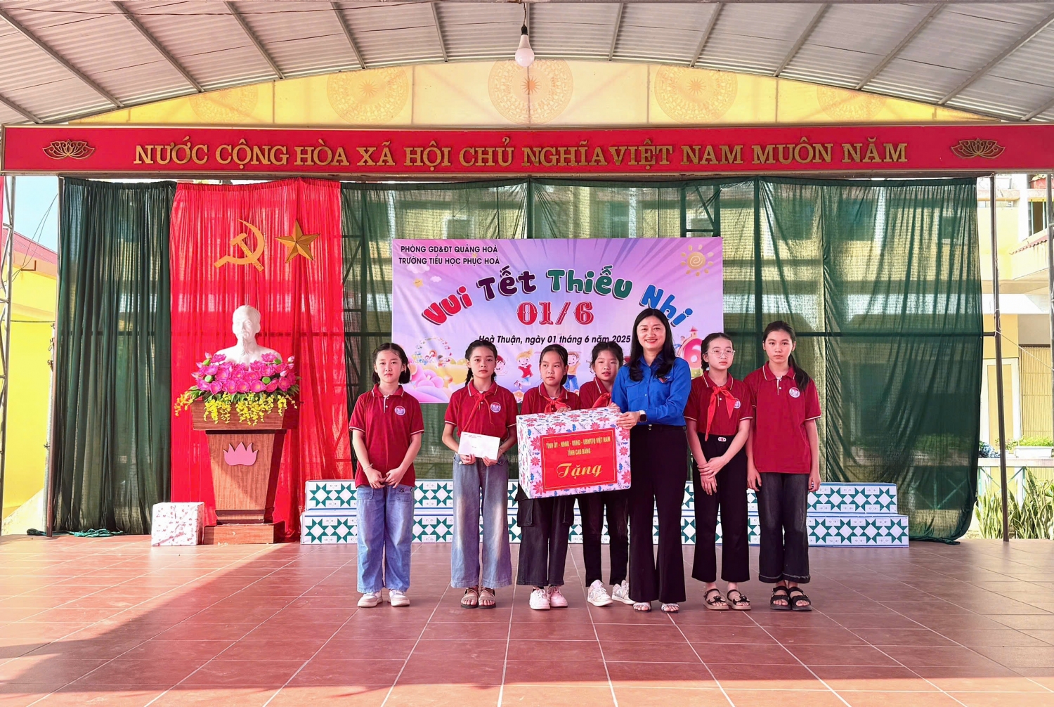 Tỉnh Đoàn thanh niên tham gia các đoàn công tác thăm, tặng quà Tết Thiếu nhi 01/6