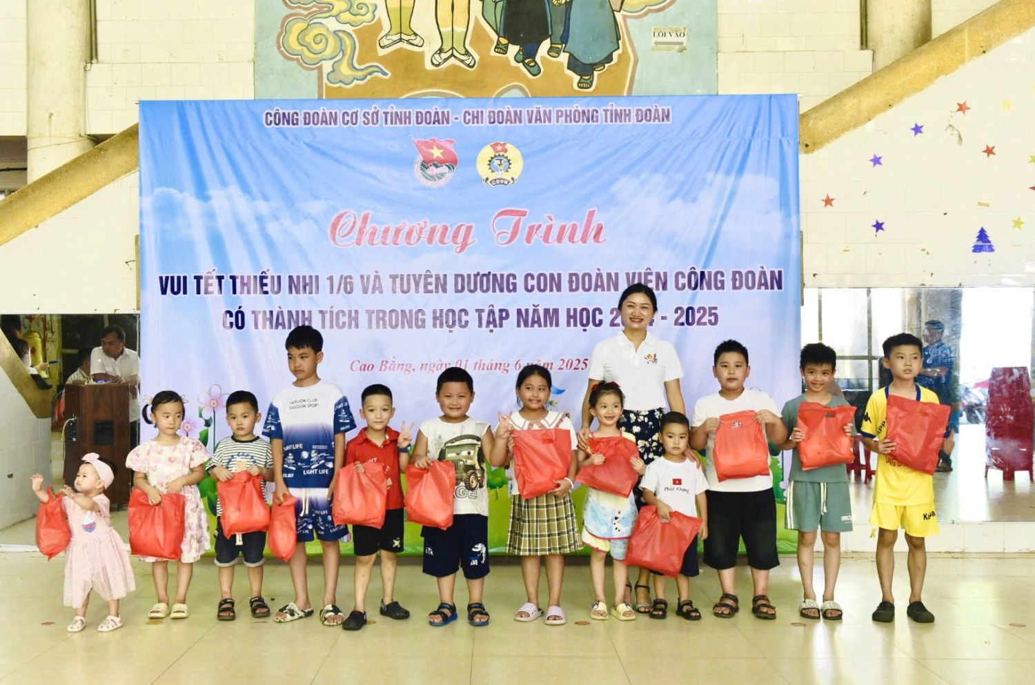 Ban Tổ chức trao quà và biểu dương các em nhỏ là con cán bộ, công chức, viên chức, người lao động cơ quan Tỉnh Đoàn có thành tích học tập xuất sắc.