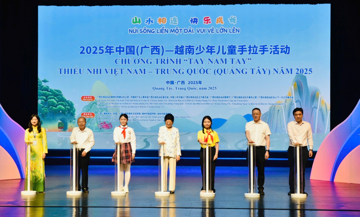 Đoàn đại biểu thiếu nhi tỉnh Cao Bằng tham dự Chương trình “Tay nắm tay” Thiếu nhi Việt Nam - Trung Quốc (Quảng Tây) năm 2025