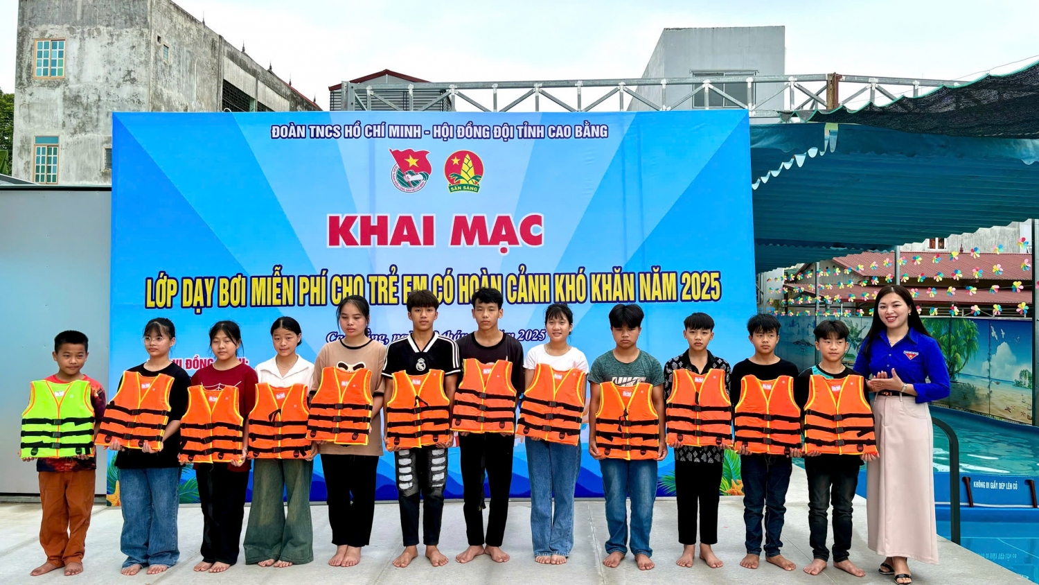 Khởi động dự án “Kình nhi trên núi”, dạy bơi miễn phí cho trẻ em mồ côi được nuôi dưỡng tại Trung tâm Bảo trợ xã hội tỉnh