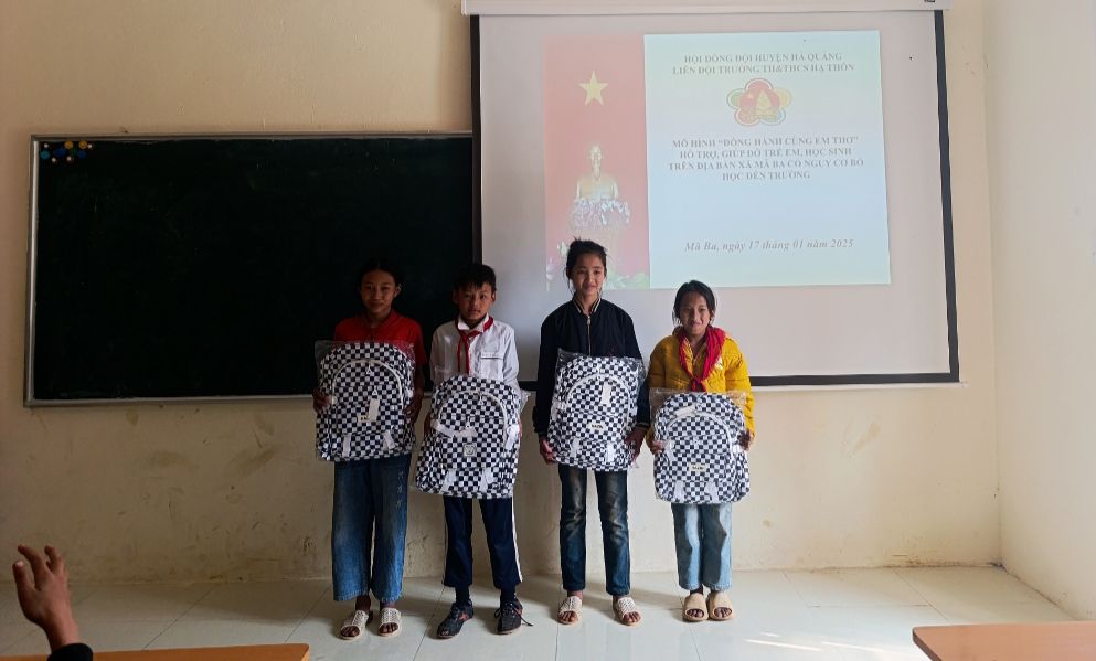 Liên đội Trường TH&THCS Hạ Thôn, huyện Hà Quảng tặng quà động viên các học sinh có nguy cơ bỏ học.