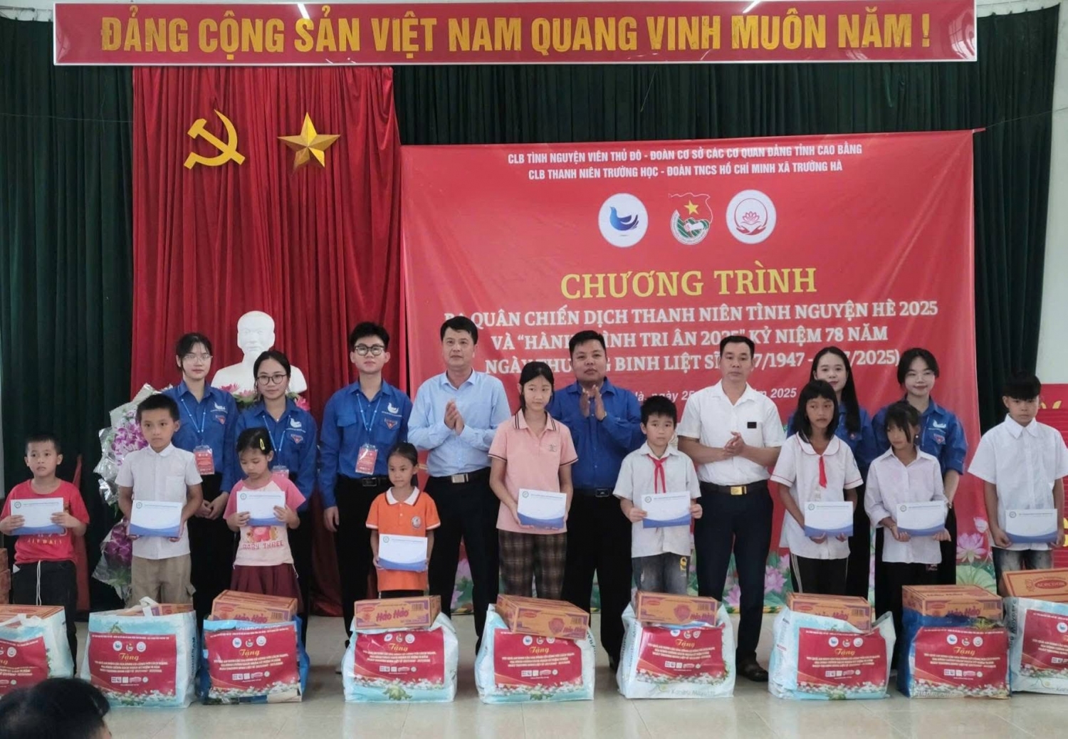 Trao tặng quà cho các em thiếu nhi có hoàn cảnh khó khăn.