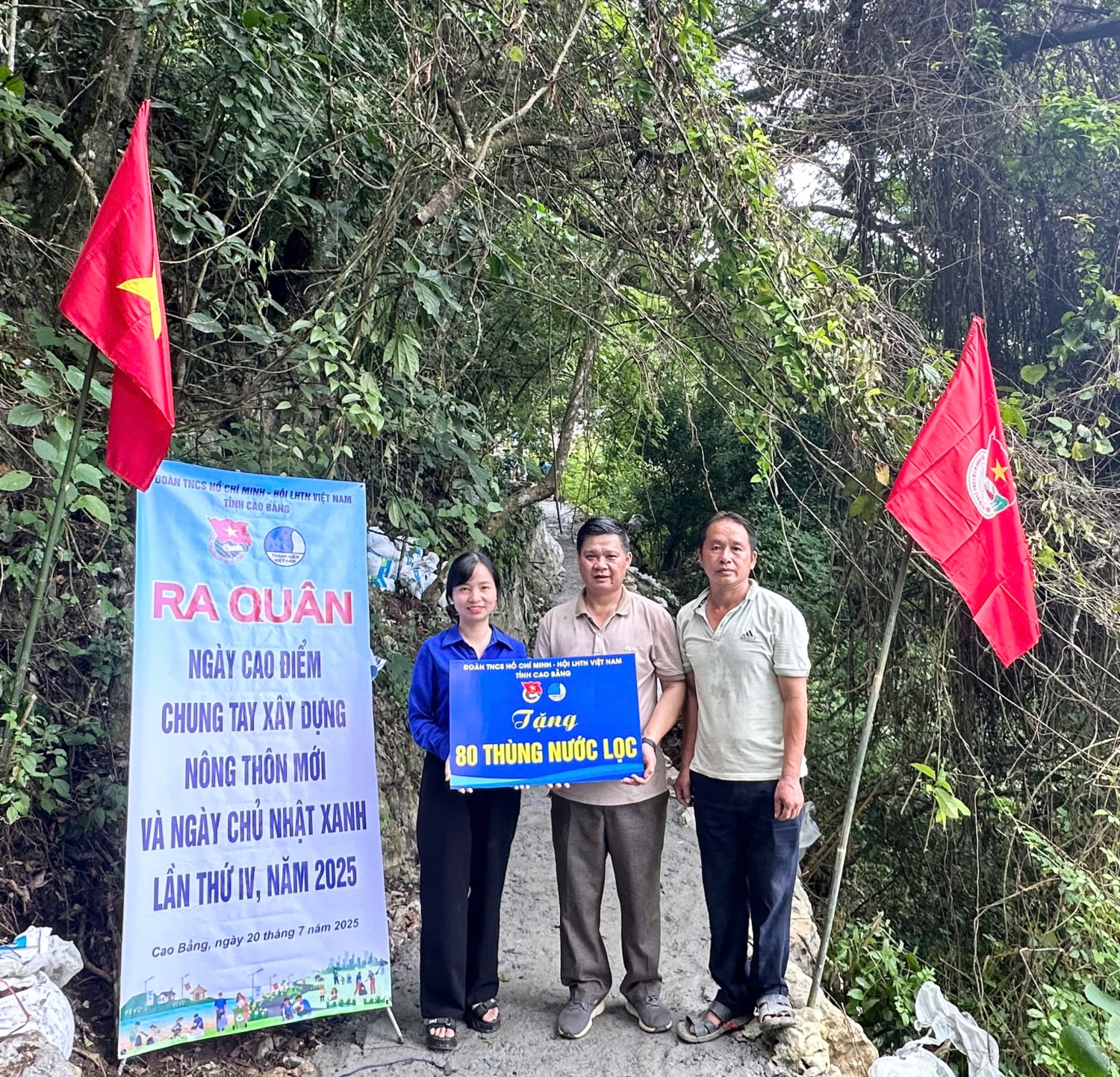 Đoàn TNCS Hồ Chí Minh - Hội LHTN Việt Nam tỉnh đã trao tặng 80 thùng nước lọc cho xã Nguyễn Huệ hỗ trợ cho bà con nhân dân, đoàn viên thanh niên, lực lượng vũ trang sử dụng.