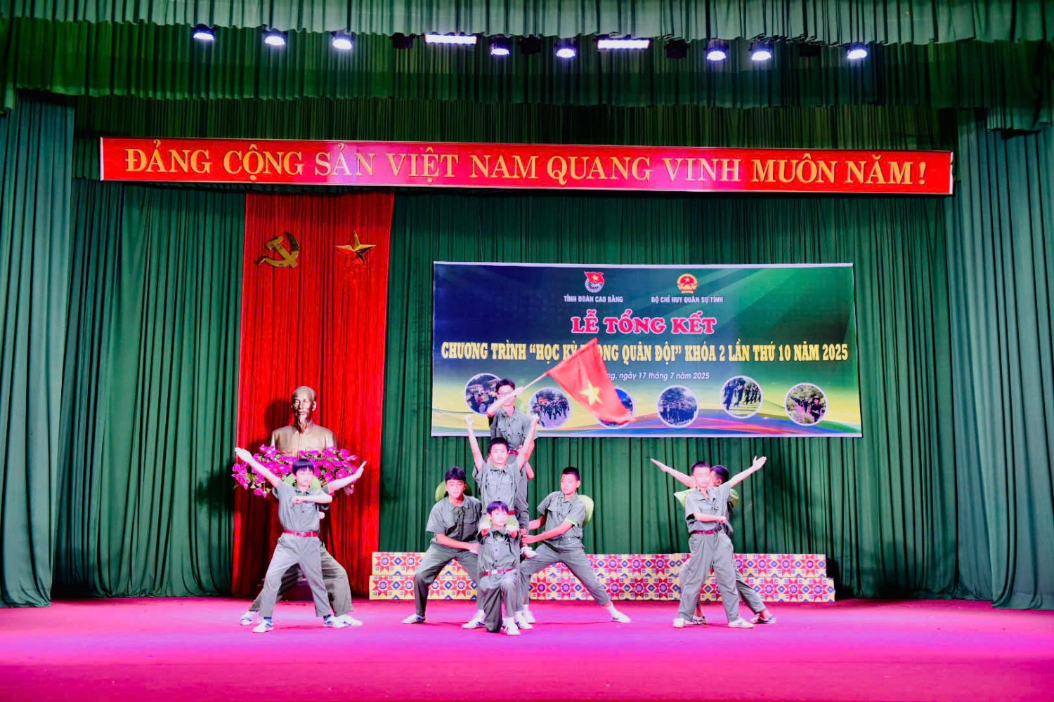 Tiết mục văn nghệ đặc sắc tại lễ tổng kết.
