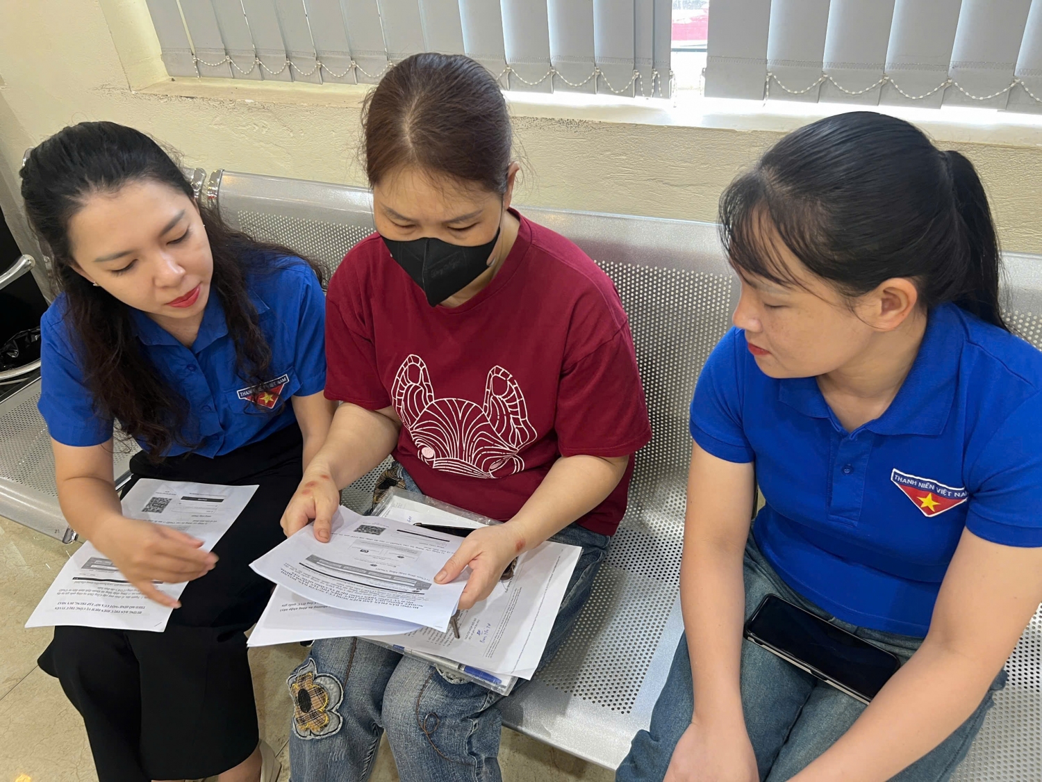 đoàn viên thanh niên tham gia tuyên truyền, hỗ trợ, hướng dẫn người dân về cách thức sử dụng dịch vụ công trực tuyến theo mô hình “Một cửa số” (2)