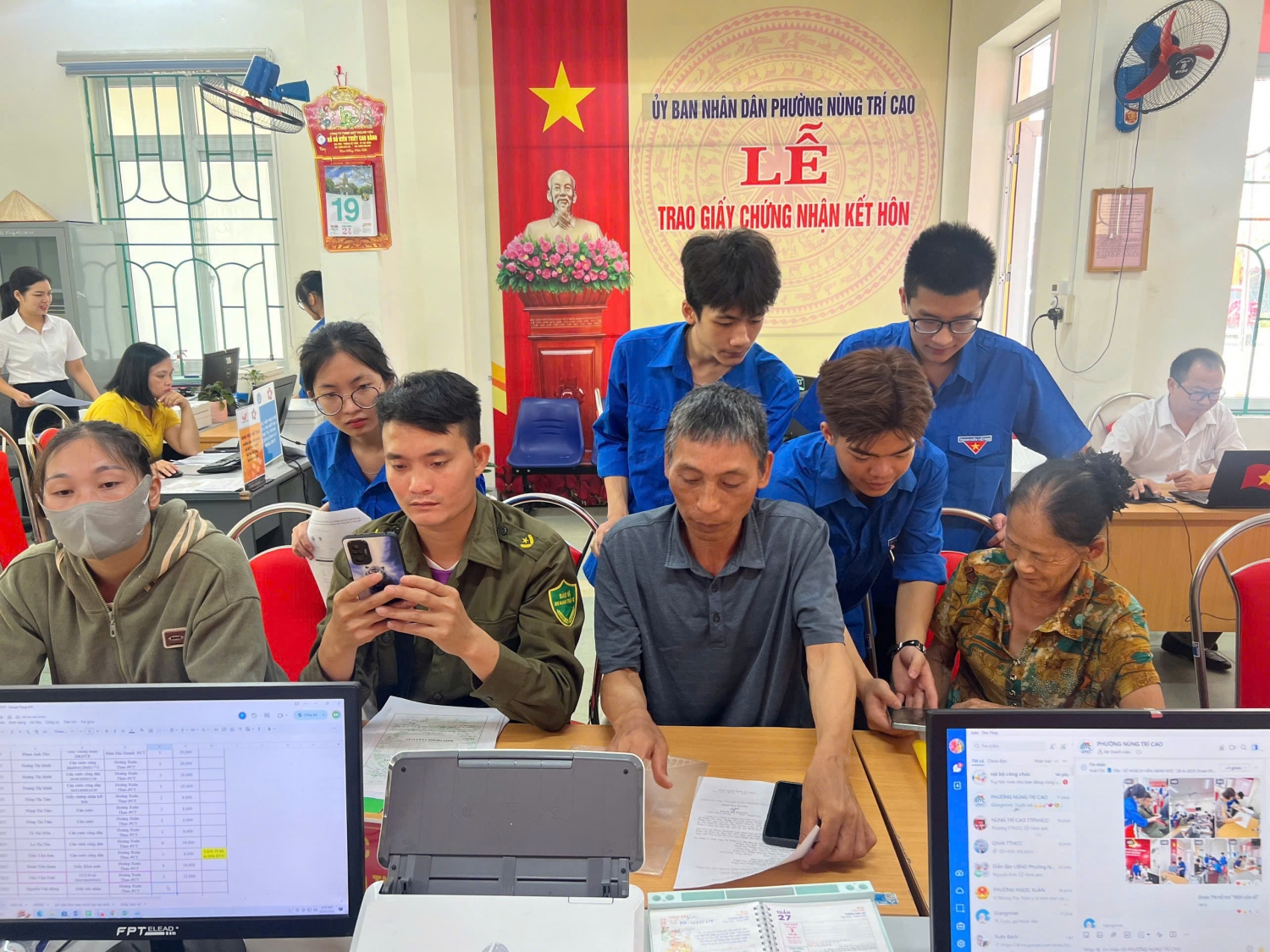 đoàn viên thanh niên tham gia tuyên truyền, hỗ trợ, hướng dẫn người dân về cách thức sử dụng dịch vụ công trực tuyến theo mô hình “Một cửa số” (5)