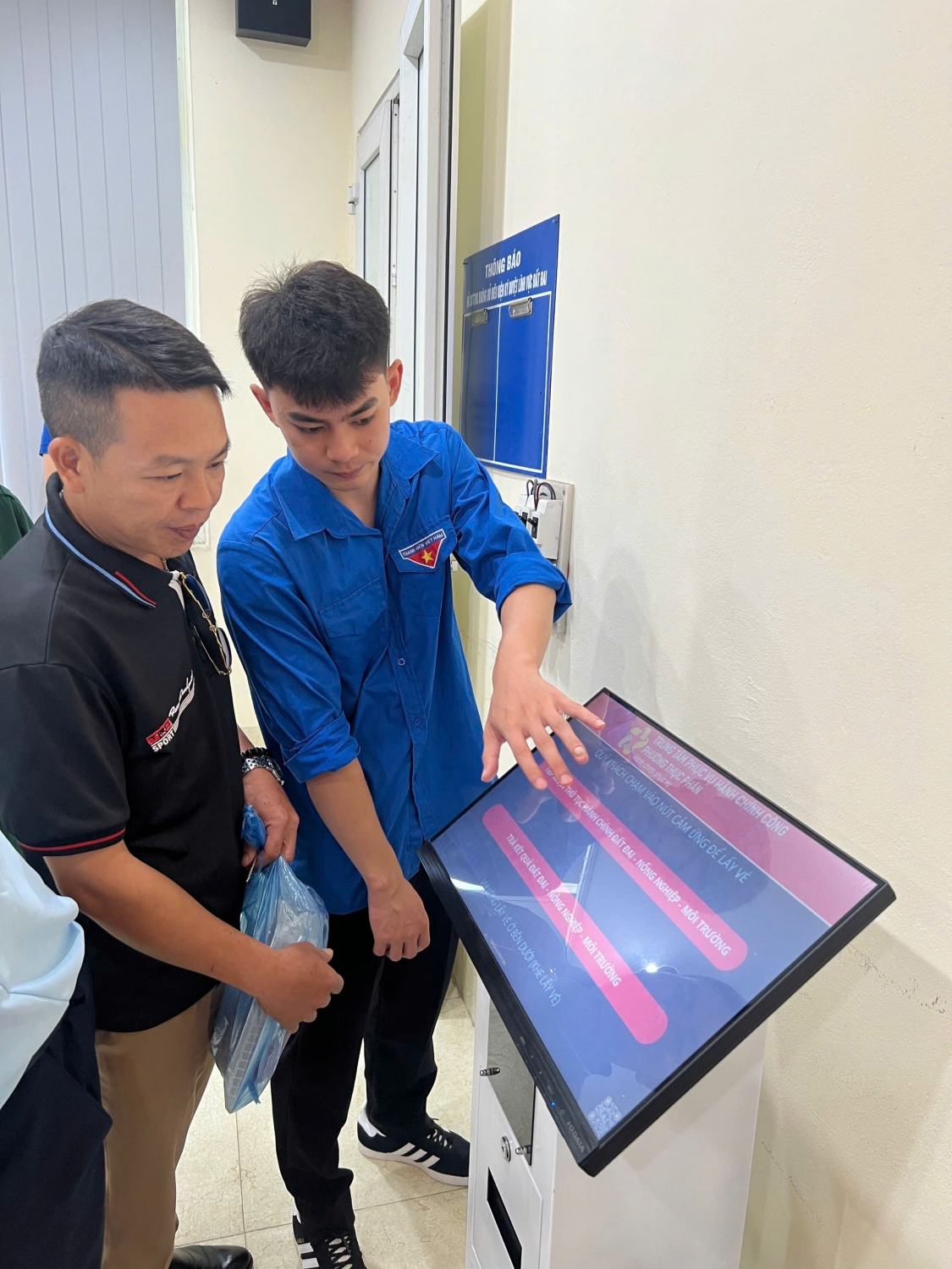 đoàn viên thanh niên tham gia tuyên truyền, hỗ trợ, hướng dẫn người dân về cách thức sử dụng dịch vụ công trực tuyến theo mô hình “Một cửa số” (6)