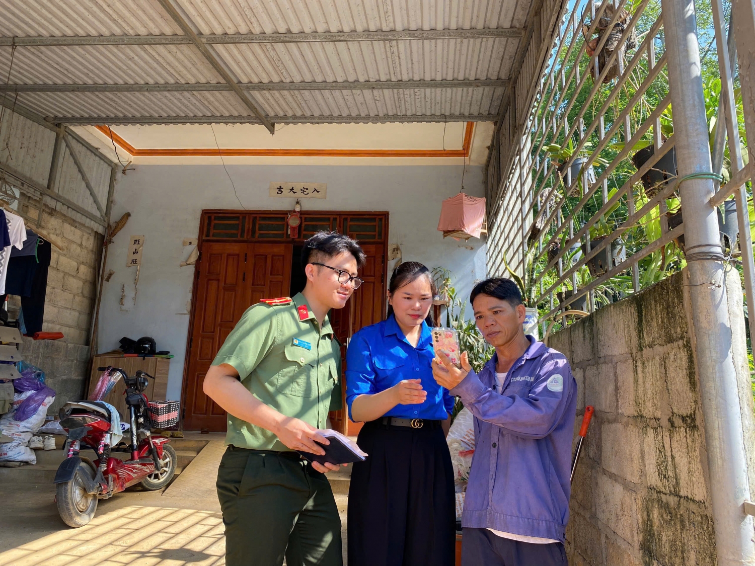 đoàn viên thanh niên tham gia tuyên truyền, hỗ trợ, hướng dẫn người dân về cách thức sử dụng dịch vụ công trực tuyến theo mô hình “Một cửa số” (9)