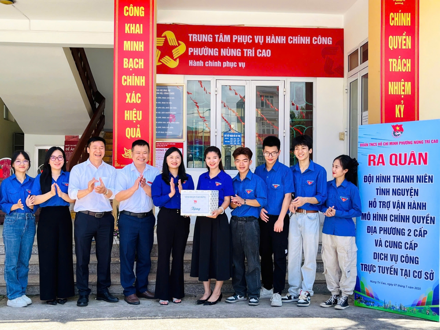 Đồng chí Triệu Thanh Dung – Bí thư Tỉnh Đoàn thăm, tặng quà động viên các đội hình thanh niên tình nguyện trên địa bàn tỉnh