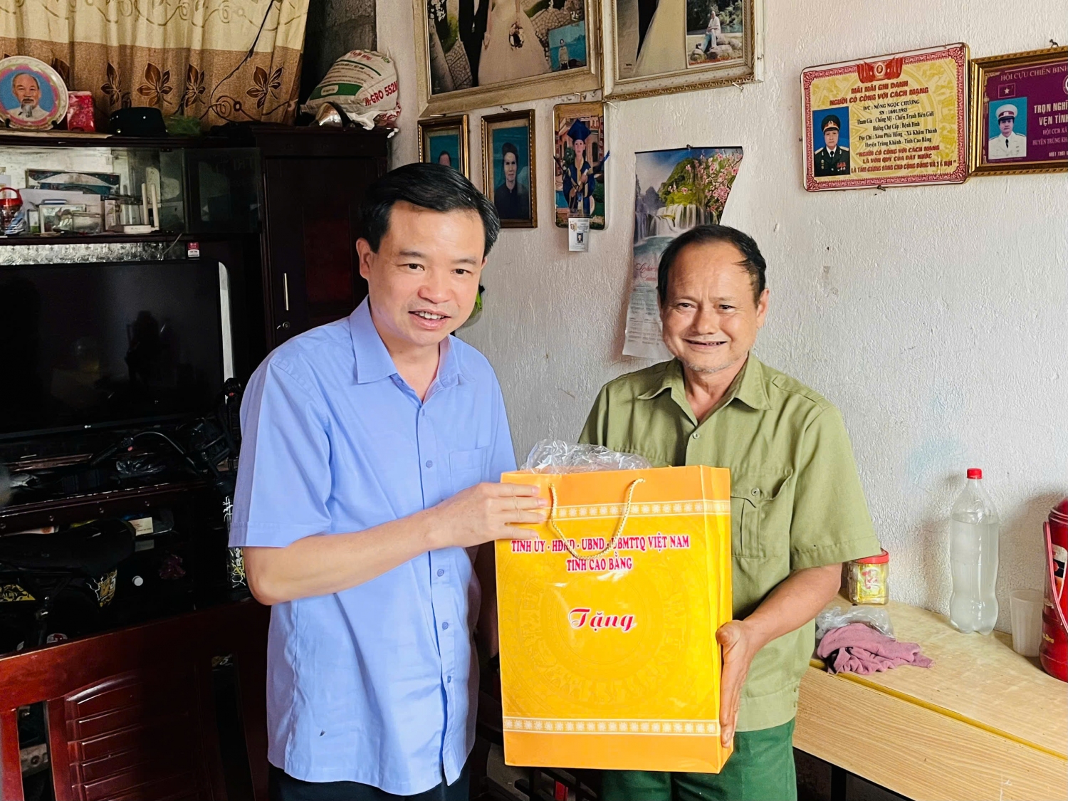 Đồng chí Bế Thanh Tịnh – Uỷ viên Ban Thường vụ, Chủ tịch HĐND tỉnh làm Trưởng đoàn đã đến thăm hỏi, tặng quà và tri ân các gia đình thương binh, bệnh binh, gia đình chính sách