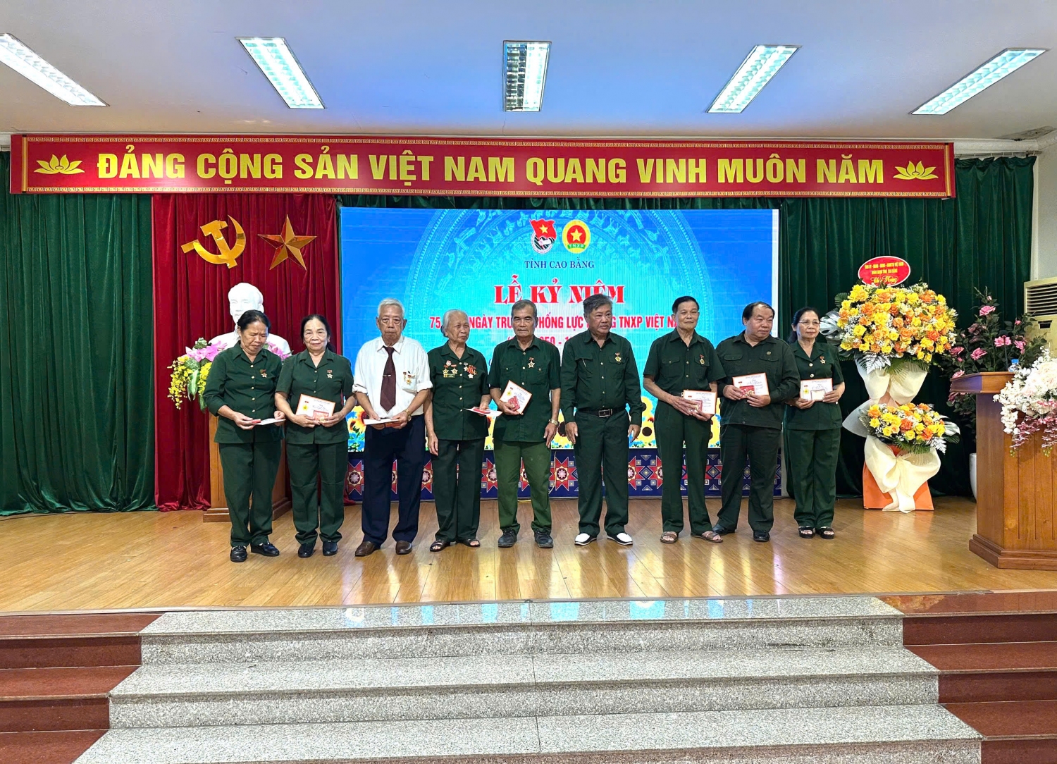 Tặng kỷ niệm chương Cựu Thanh niên xung phong Việt Nam cho các hội viên.