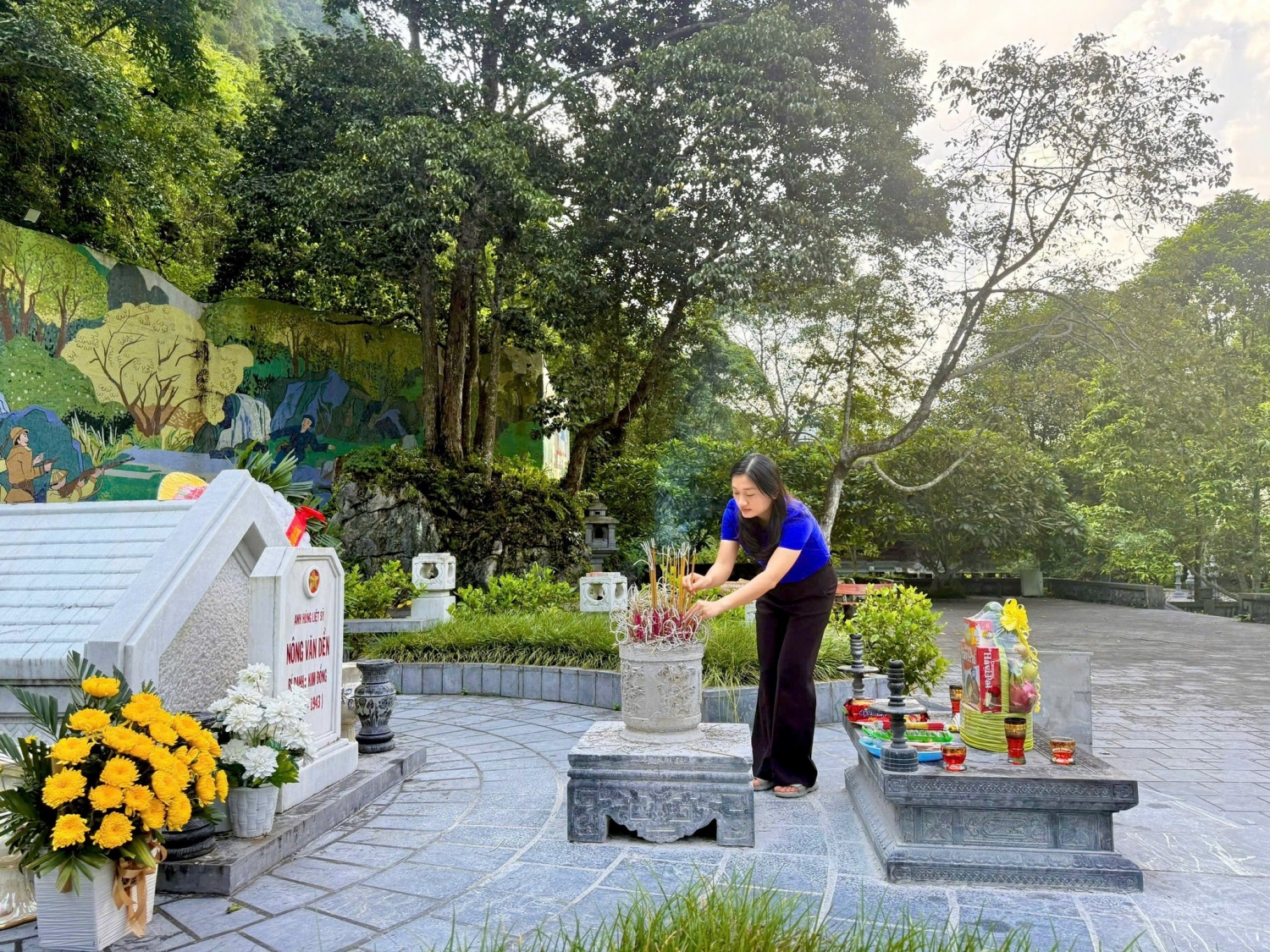 Đồng chí Triệu Thanh Dung – Uỷ viên BCH TW Đoàn, Phó Chủ tịch Ủy ban MTTQ Việt Nam tỉnh, Bí thư Đoàn TNCS Hồ Chí Minh tỉnh dâng hương tại  Khu di tích lịch sử Kim Đồng.