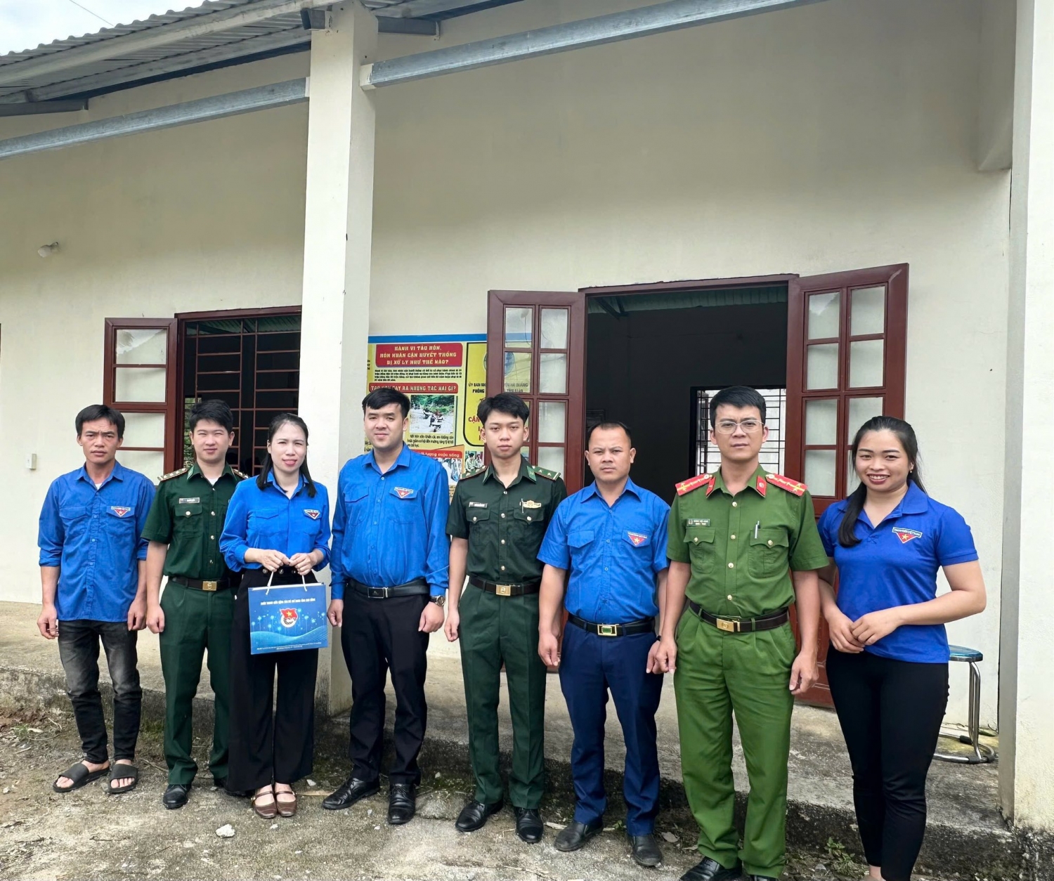Đ/c Hà Ngọc Huy - Phó Bí thư Thường trực Tỉnh Đoàn, Trưởng ban Công tác Thanh thiếu nhi, Ủy ban MTTQ Việt Nam tỉnhtặng quà và hỗ trợ kinh phí cho các đội hình thanh niên tình nguyện.