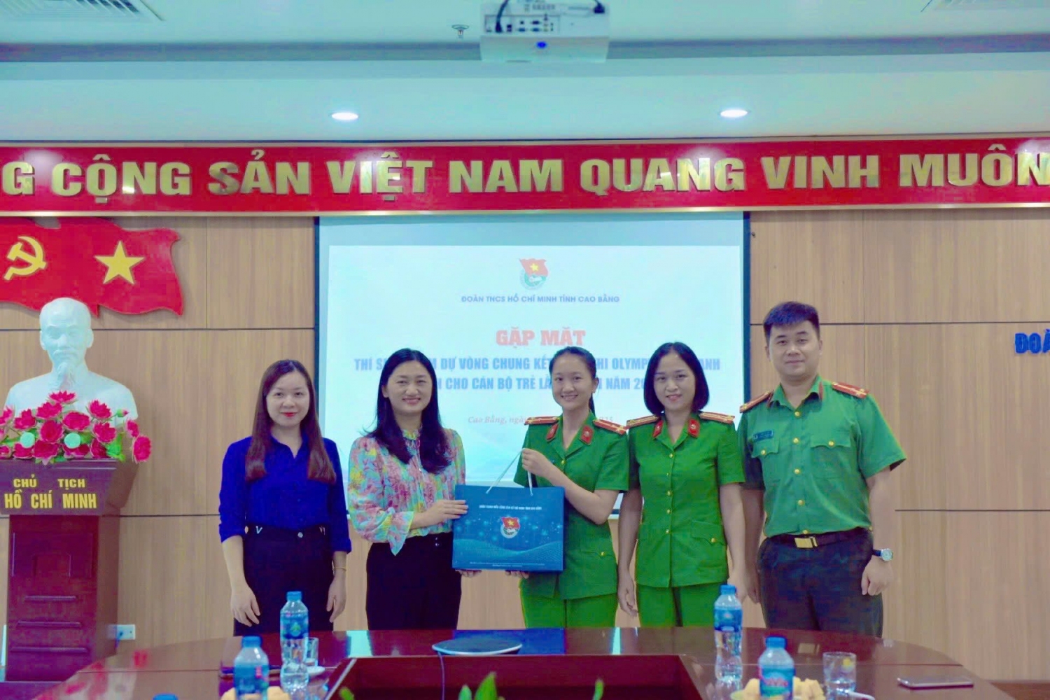 Gặp mặt thí sinh tham dự Vòng Chung kết Cuộc thi Olympic tiếng Anh dành cho cán bộ trẻ lần thứ VII năm 2025.