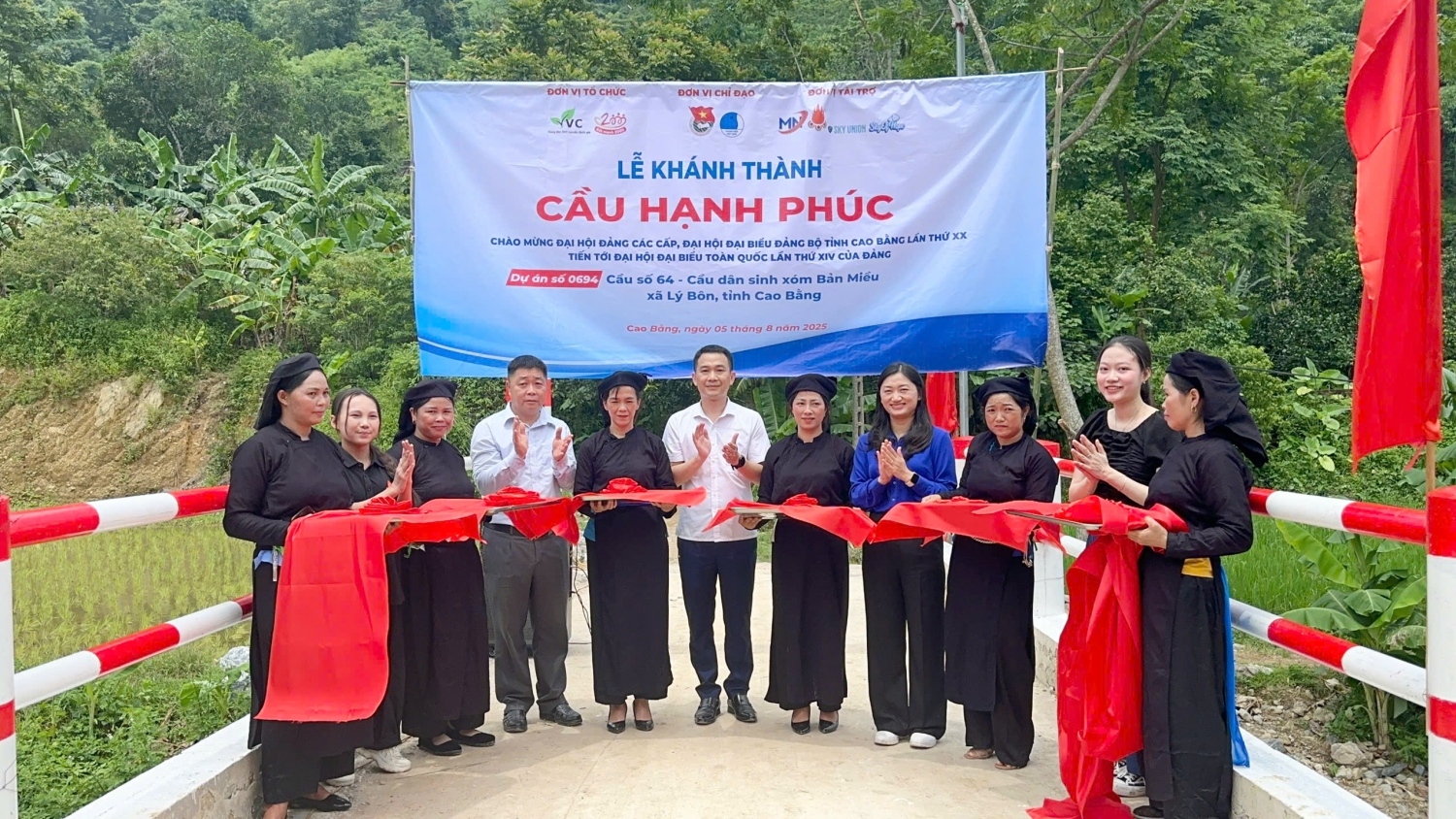 Lễ khánh thành công trình “Cầu hạnh phúc” tại xóm Bản Miều, xã Lý Bôn.