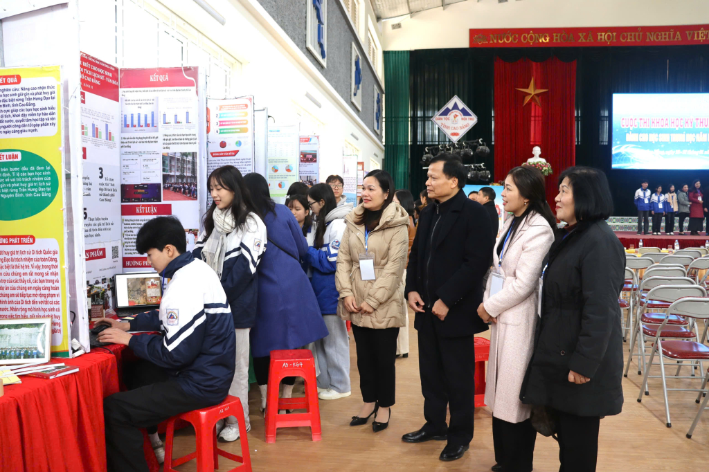 Đại biểu tham quan các mô hình tại cuộc thi