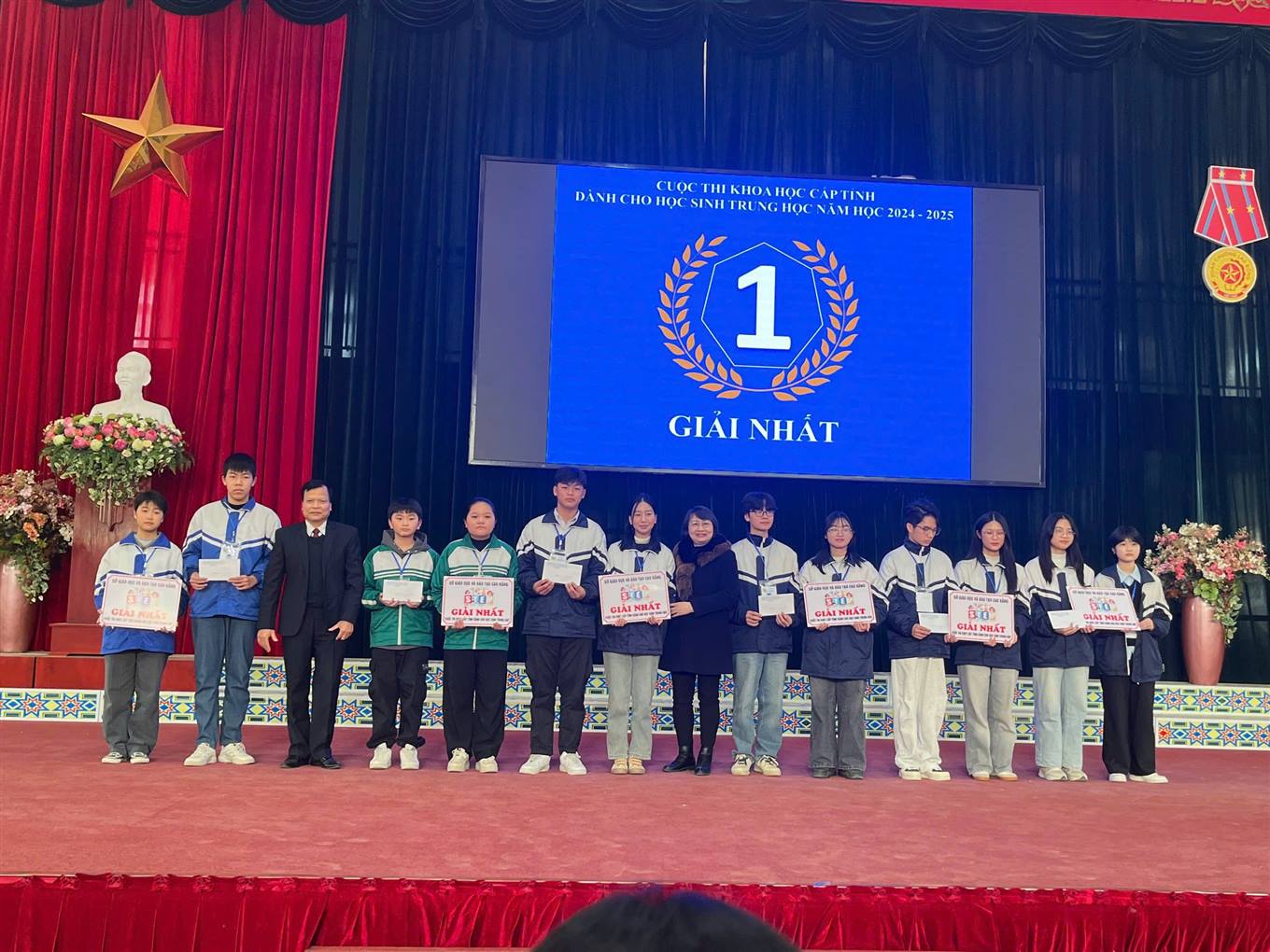 Đồng chí Phan Văn Giáp, Phó Giám đốc Sở GD&ĐT, Trưởng BTC, và Nhà giáo ưu tú Nguyễn Mai Phương, Chủ tịch Hội khuyến học tỉnh Cao Bằng trao thưởng cho các dự án đạt giải Nhất
