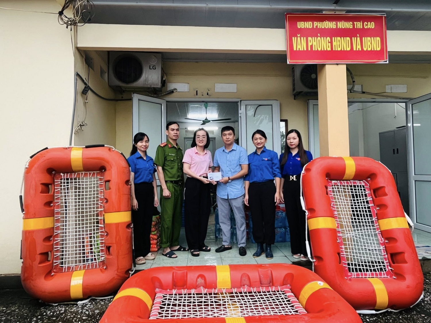 Đoàn công tác đến thăm, động viên và trao quà hỗ trợ cho phường Nùng Trí Cao.