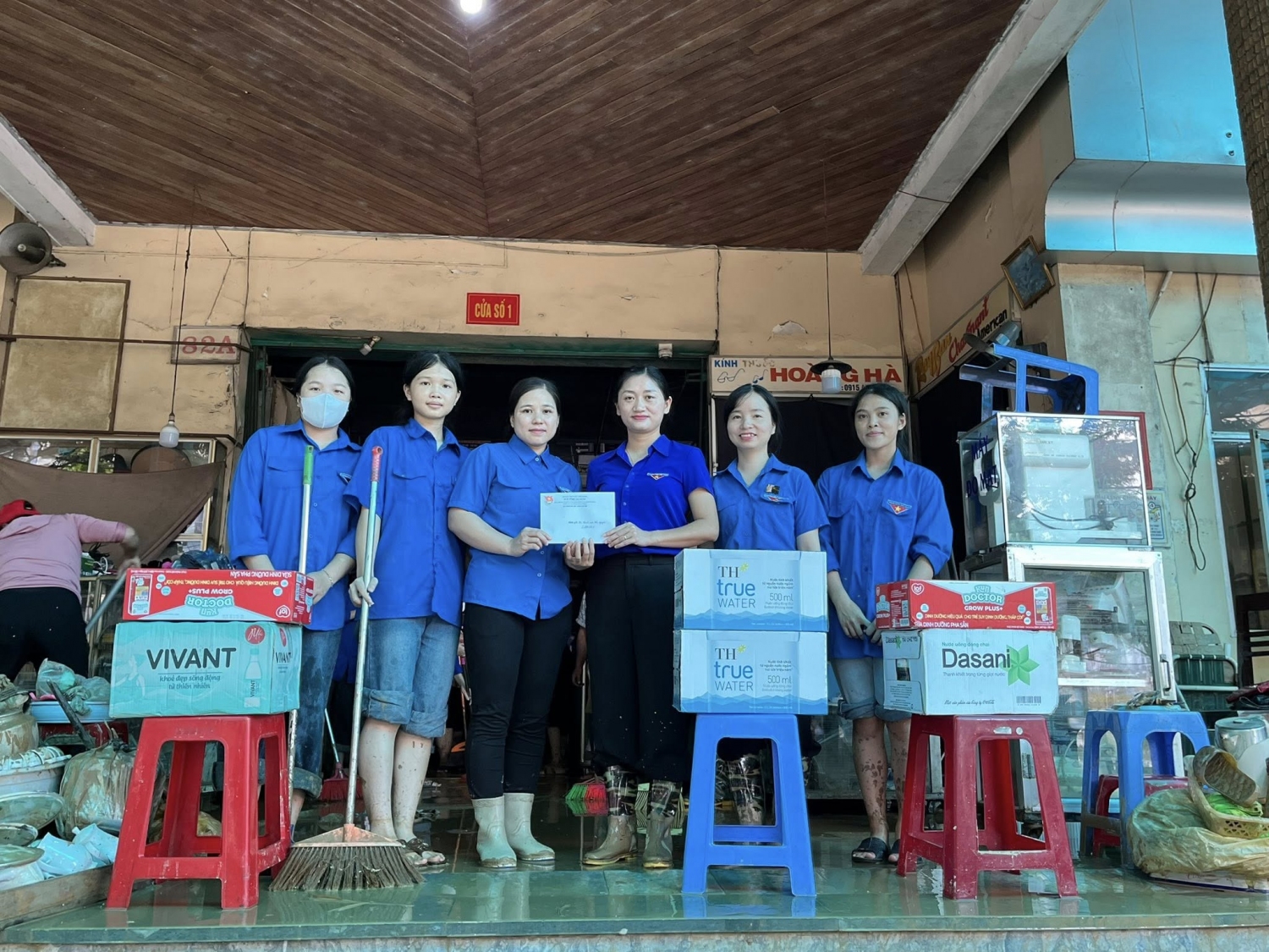 Đồng chí Triệu Thanh Dung - Tỉnh uỷ viên, Bí thư Tỉnh Đoàn, Phó Chủ tịch MTTQ Việt Nam tỉnh đã đến thăm hỏi, động viên và tặng quà cho đội hình tình nguyện tại Chợ trung tâm.