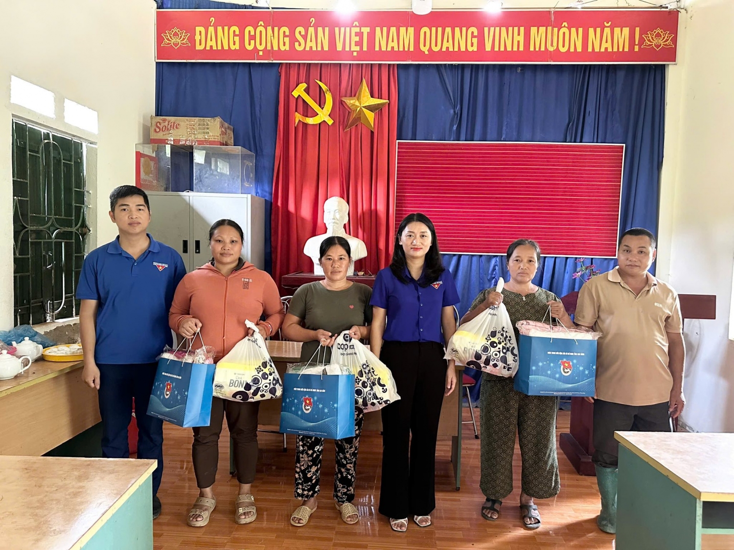 Đ/c Triệu Thanh Dung - Tỉnh uỷ viên, Bí thư Đoàn TNCS Hồ Chí Minh tỉnh tặng quà cho bà con bị thiệt hại bởi mưa lũ.