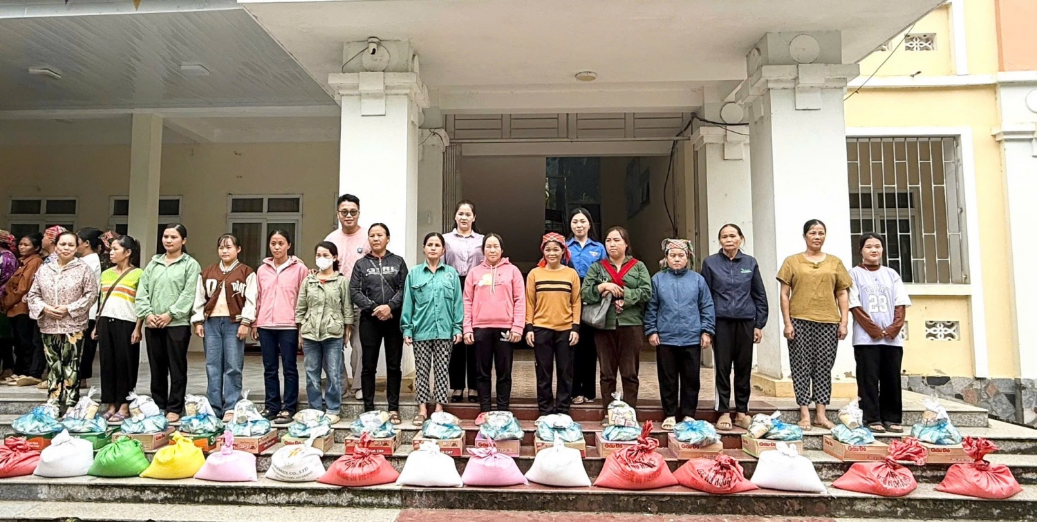 Đoàn công tác tặng quà, động viên các hộ gia đình bị thiệt hại do bão lũ trên địa bàn xã Bảo Lâm.