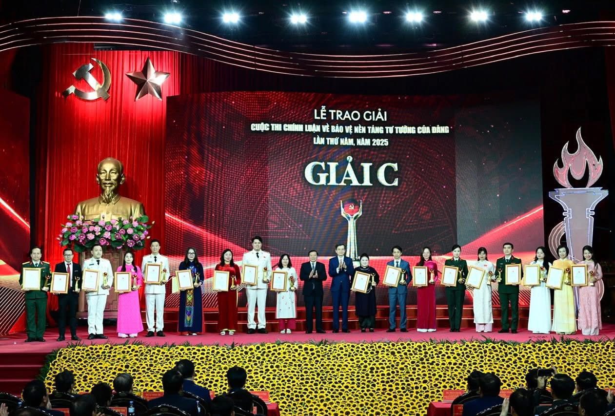 Đại diện nhóm tác giả nhận giải tại Lễ trao giải Cuộc thi chính luận về bảo vệ nền tảng tư tưởng của Đảng lần thứ Năm, năm 2025.