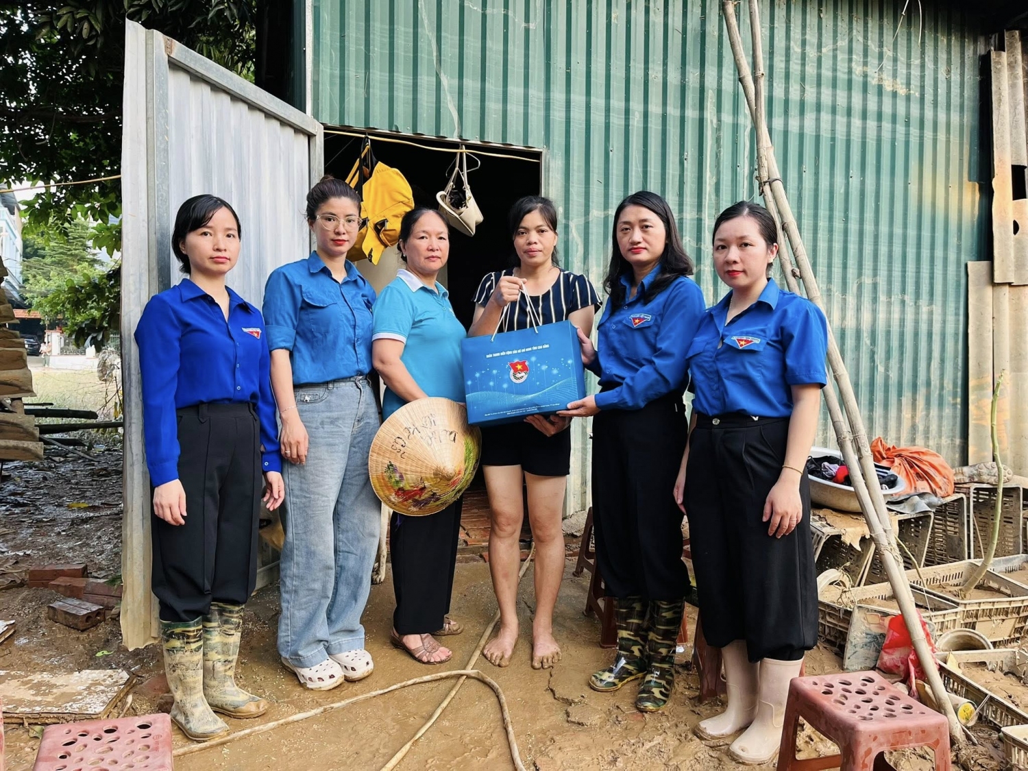 Đ c Triệu Thanh Dung Tỉnh uỷ viên, Bí thư Tỉnh Đoàn thăm tặng quà động viên hộ gia đình khó khăn phường Nùng Trí Cao
