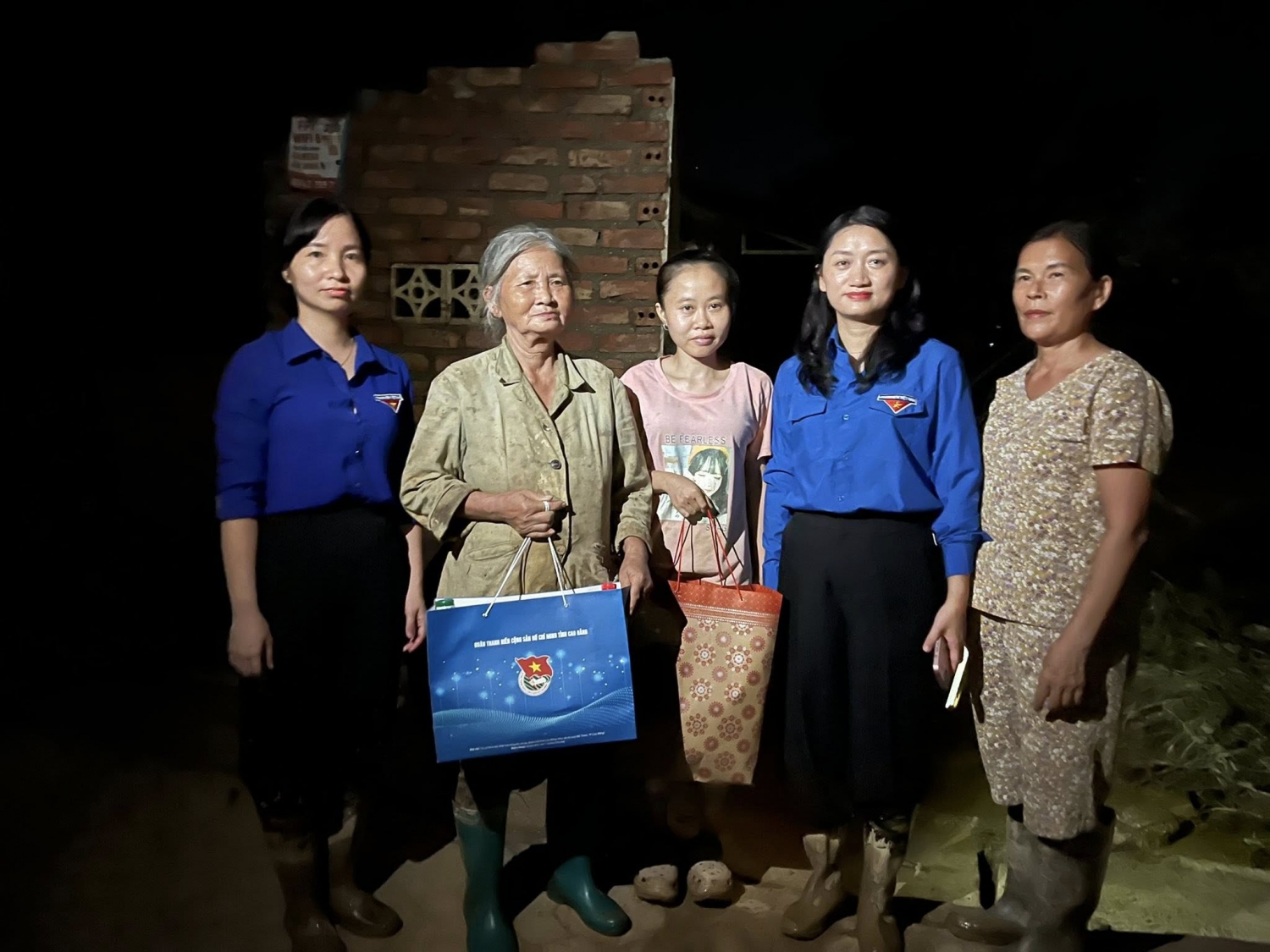 Đ/c Triệu Thanh Dung - Tỉnh uỷ viên, Bí thư Tỉnh Đoàn thăm tặng quà động viên hộ gia đình khó khăn phường Tân Giang.