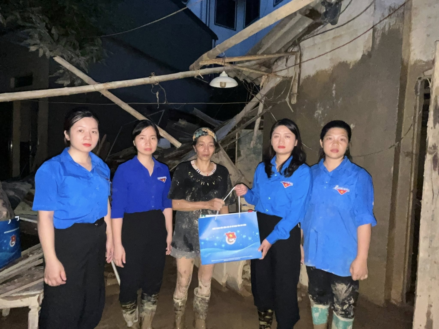 Đ c Triệu Thanh Dung Tỉnh uỷ viên, Bí thư Tỉnh Đoàn thăm tặng quà động viên hộ gia đình khó khăn phường Thục Phán