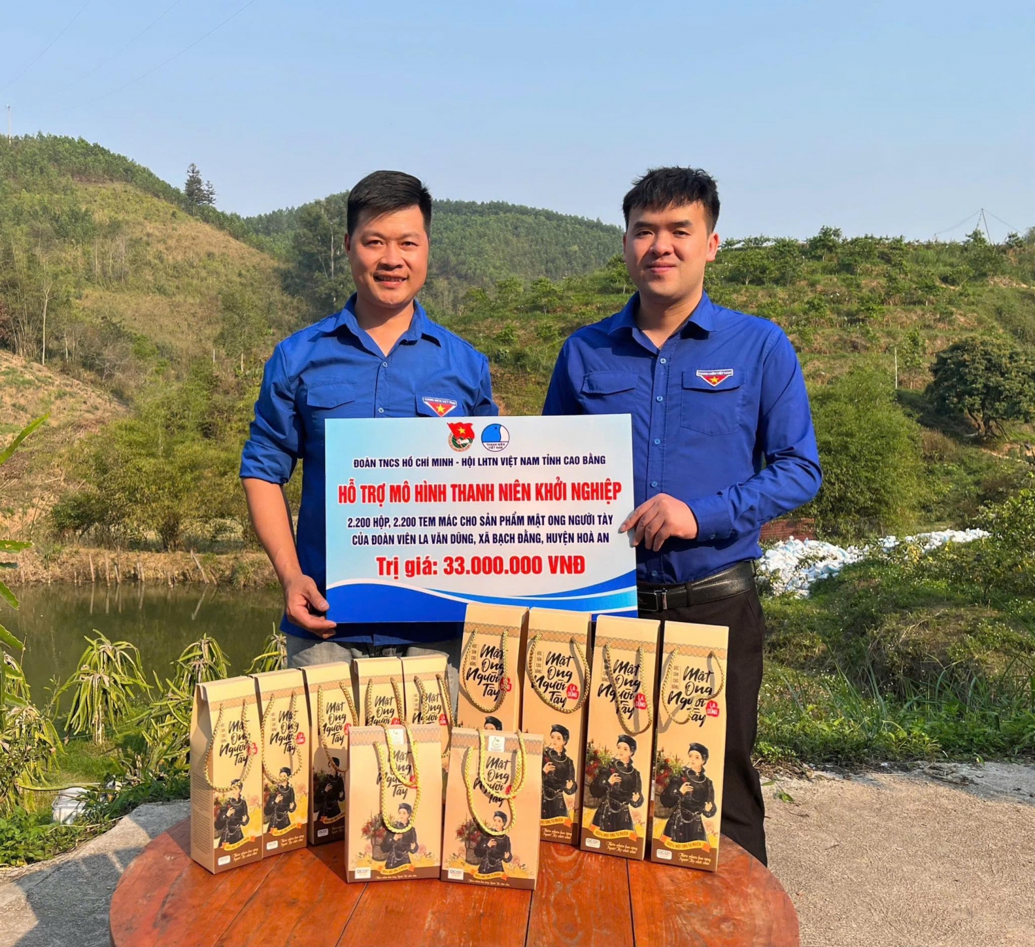 Đồng chí Hà Ngọc Huy - Phó Bí thư Thường trực Tỉnh Đoàn trao biển hỗ trợ đoàn viên La Văn Dũng tại xã Bạch Đằng, huyện Hoà An.