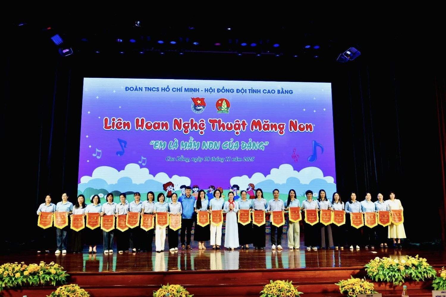 Trao cờ lưu niệm cho các Liên đội tham gia Liên hoan.