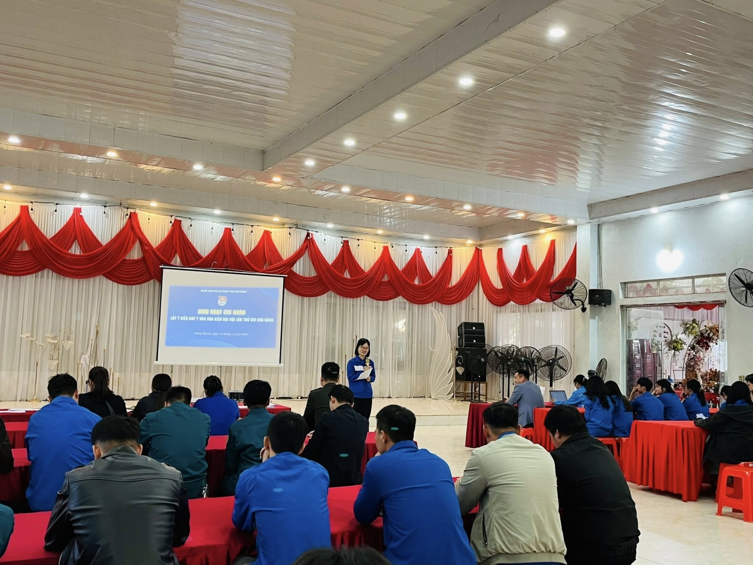 Sinh hoạt Chi đoàn trên địa bàn dân cư và lấy ý kiến góp ý vào Dự thảo Văn kiện Đại hội lần XIV của Đảng tại xã Trùng Khánh.