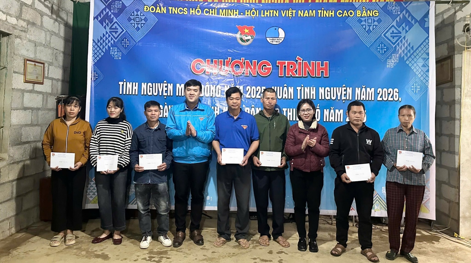 Đồng chí Hà Ngọc Huy - Phó Bí thư Thường trực Tỉnh Đoàn, Phó Chủ tịch Thường trực Hội LHTN Việt Nam tỉnh, Trưởng Ban Công tác thanh thiếu nhi trao tặng quà cho các hộ gia đình bị thiệt hại nặng do hoàn lưu cơn bão số 10 và 11.