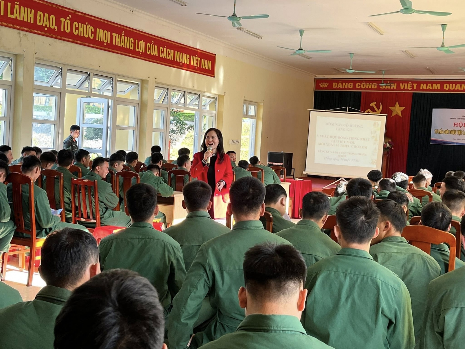 Tư vấn, giới thiệu việc làm cho 118 chiến sĩ chuẩn bị hoàn thành nghĩa vụ quân sự năm 2025.