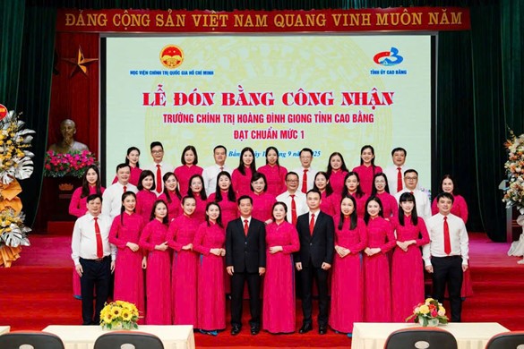 Đội ngũ giảng viên trẻ Trường Chính trị Hoàng Đình Giong hân hoan trong ngày hội lớn đón Trường Chính trị Hoàng Đình Giong đạt chuẩn mức 1.